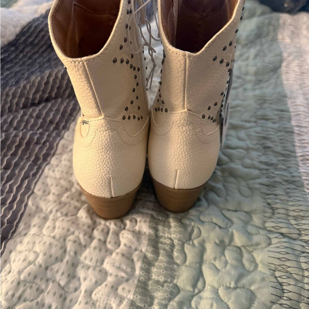 Universal Thread White Ankle Cowboy Booties - Picture 4 of 7